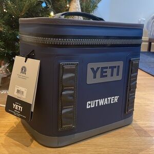 NWT Yeti Hopper Flip 8 Portable Insulated Cooler - Navy